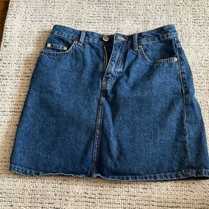 Women’s size 2 blue Jean skirt with pockets, zipper, and button great condition